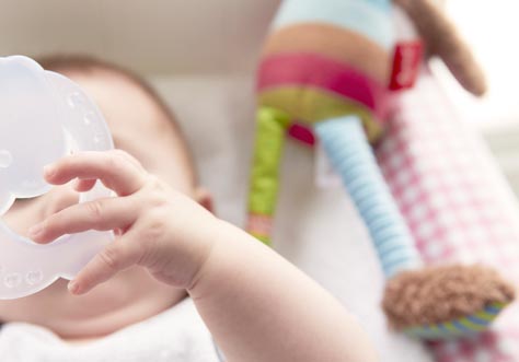 [Translate to chinese traditionally:] baby learns how to drink