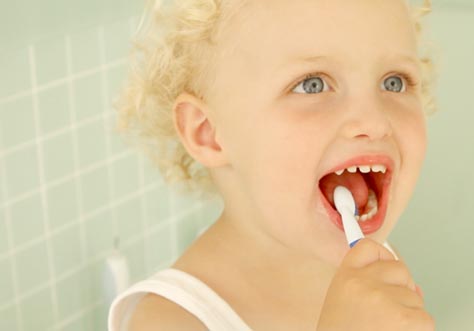 [Translate to chinese traditionally:] kid cleaning teeth