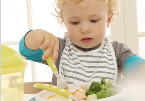 [Translate to chinese traditionally:] little kids learn to eat