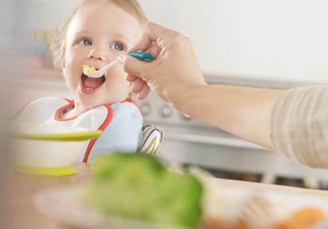 [Translate to chinese traditionally:] small kids learn to eat and drink